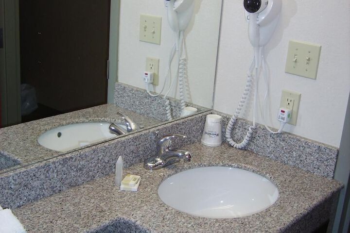 Parry Sound Inn & Suites