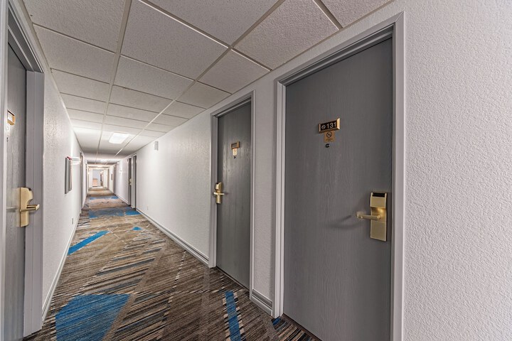 Ballroom/Hall 25 of 27