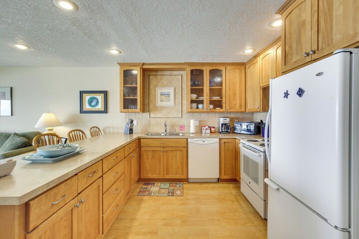 Lincoln Beach Condo w / Balcony + Ocean Views!