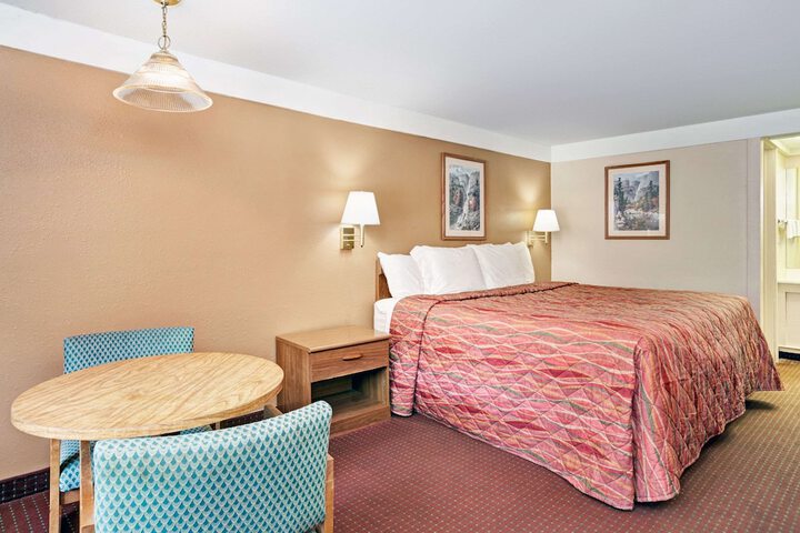Room 6 of 12