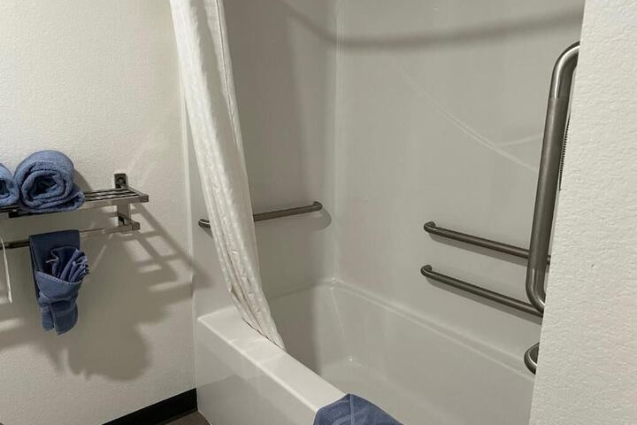 The Grove Inn & Suites