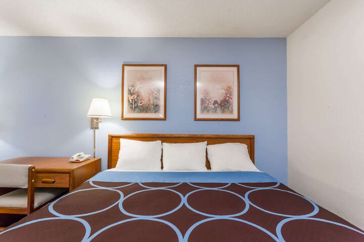 Room 10 of 14