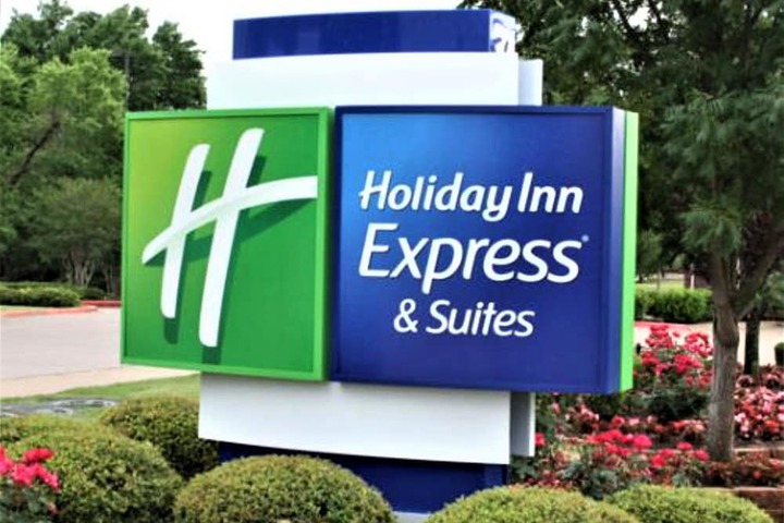 Holiday Inn Express & Suites Detroit Dearborn by IHG
