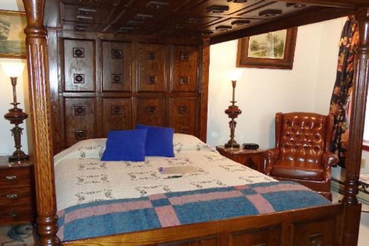 Room 12 of 27