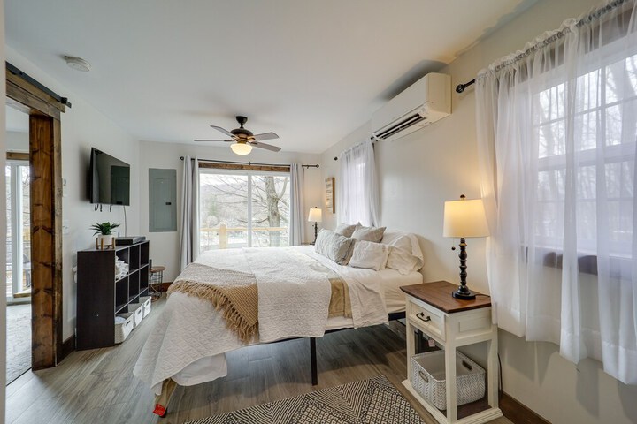Hilltop Hideaway w / Scenic Views & Hot Tub!