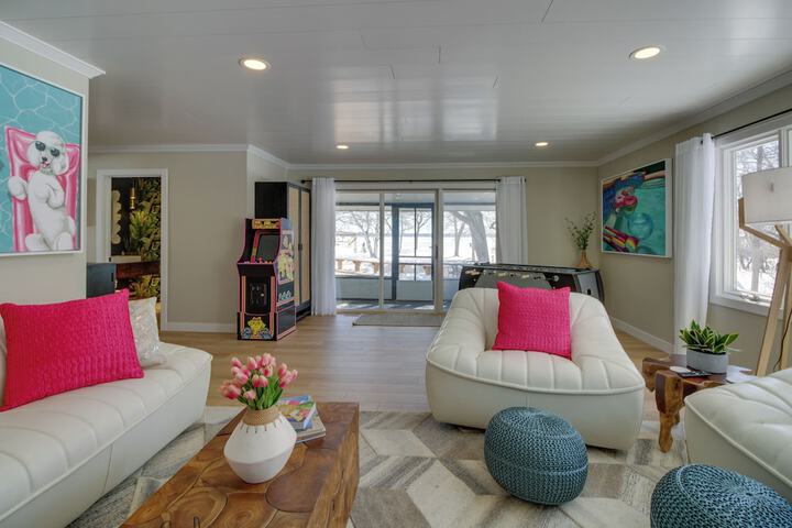 Home Rental on Detroit Lake: Dock Game Room!