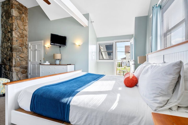 The Lighthouse Inn & Suites