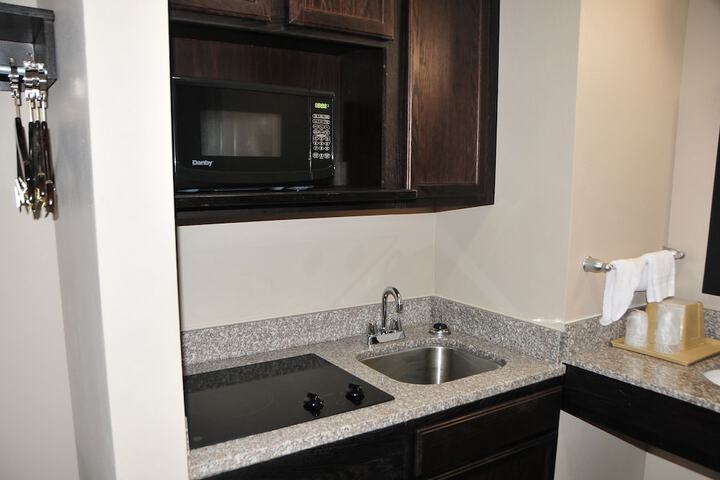 Paradise Inn & Suites