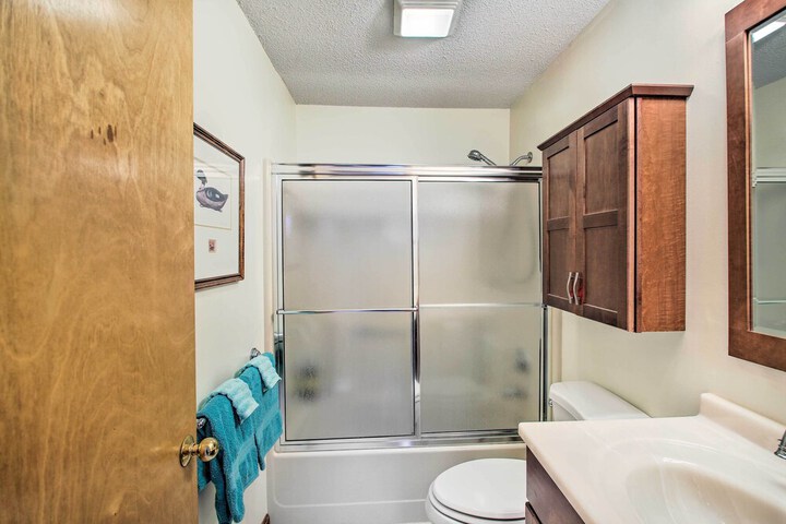 3 Mi to Attitash Resort: Condo w / Mtn Views!