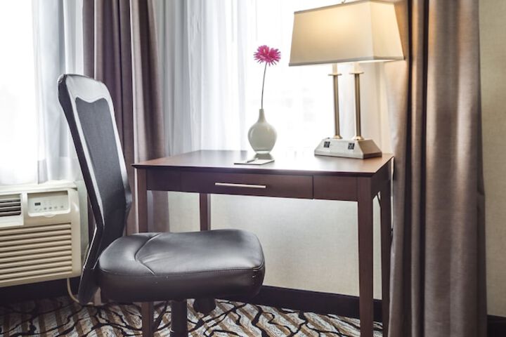 Monte Carlo Inn Oakville Suites