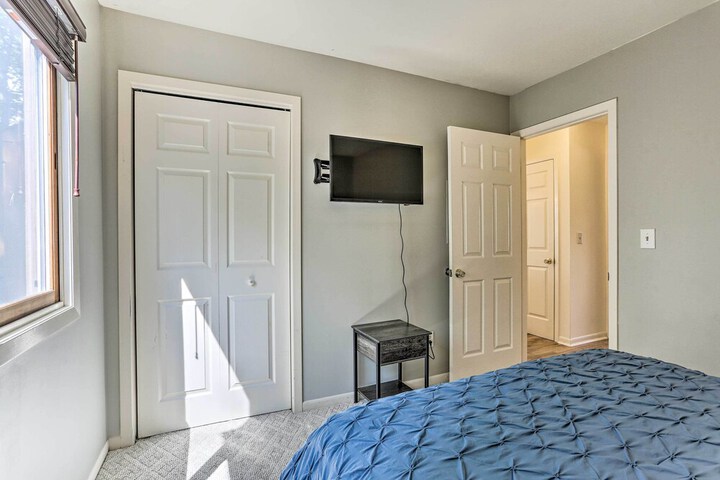 Gorgeous Vernon Township Condo w / Balcony!