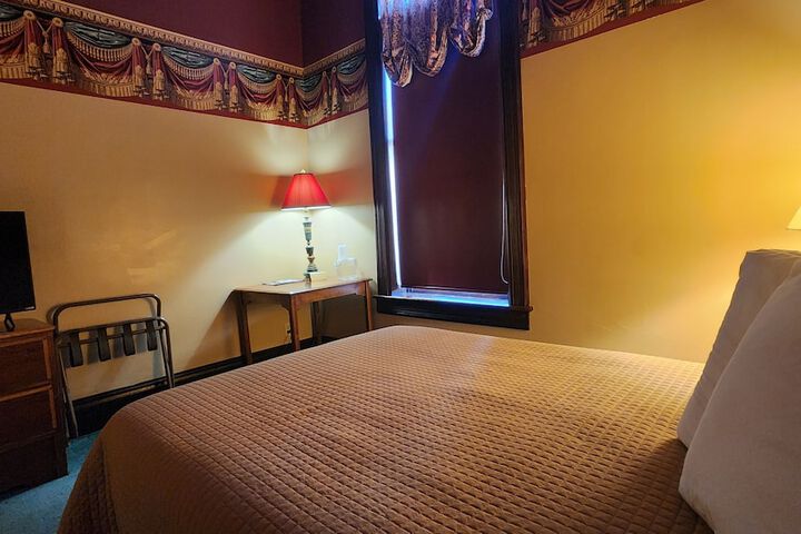 Historic Iron Horse Inn