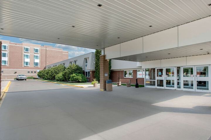 Clarion Hotel & Suites