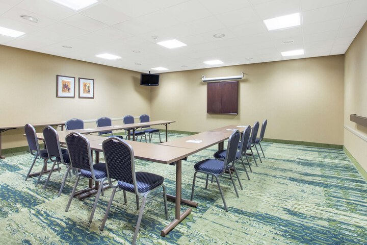 Hampton Inn & Suites Albany Airport