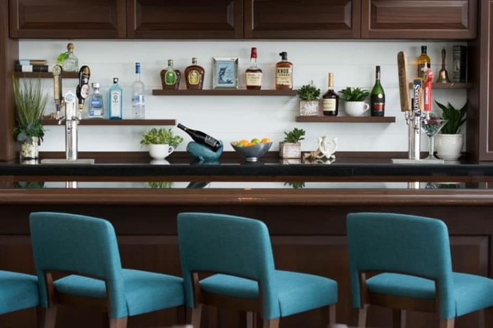 Lounge 46 of 56
