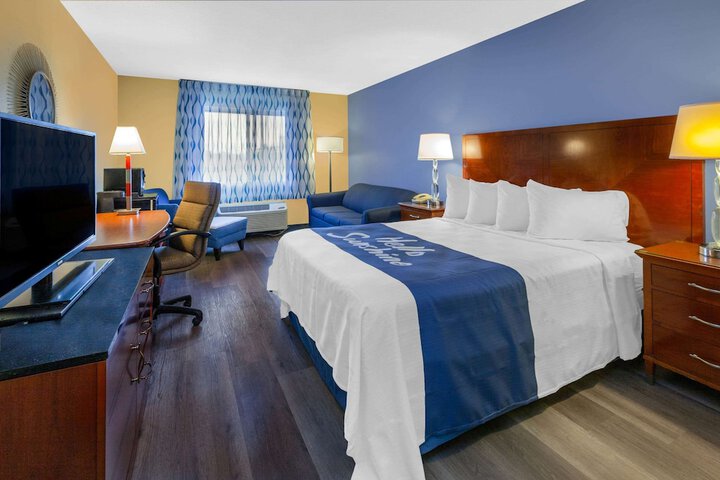 Room 9 of 18