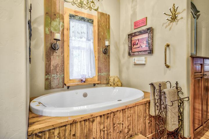 Mountain Getaway Cabinhot Tub & Pool Table4bd