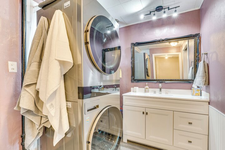 Family-friendly Ontario Home in Central Location!