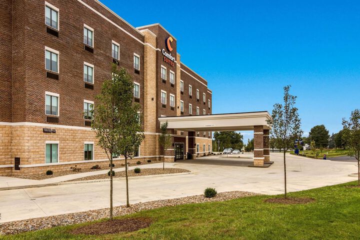 Comfort Suites Wooster near University Campus