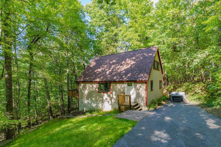 Modern Chalet w Hot Tub Large Deck, Grill & WiFi