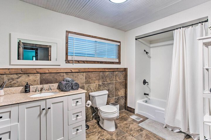 Tool Waterfront Home w / Hot Tub & Fire Pit!