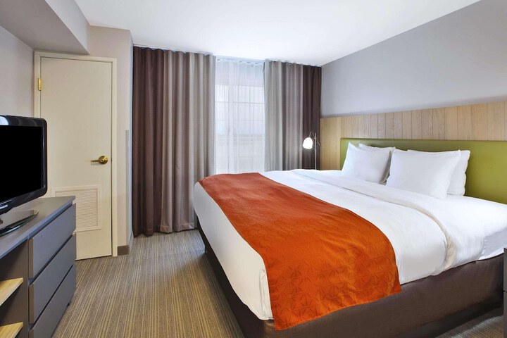 Country Inn & Suites by Radisson Big Rapids, MI