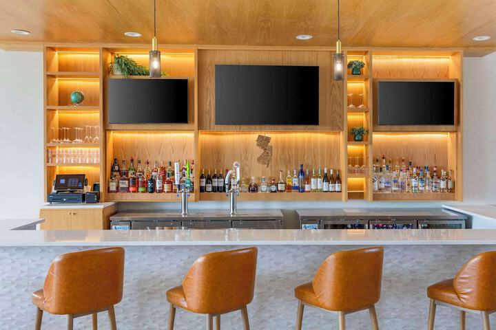 Lounge 76 of 82