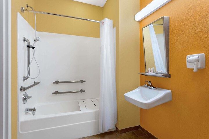 Microtel Inn & Suites by Wyndham Greenville / University Medic