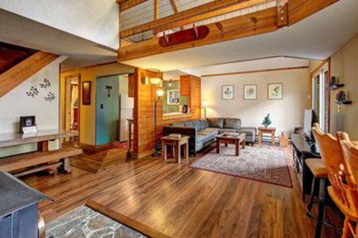 Huckleberry Hideout Cabin with Hot Tub