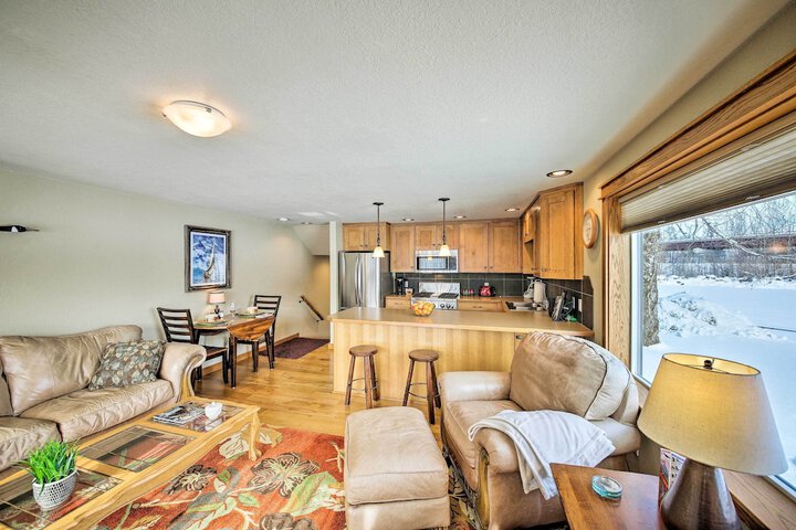 Lake Pend Oreille Condo w / Porch & Mountain View!