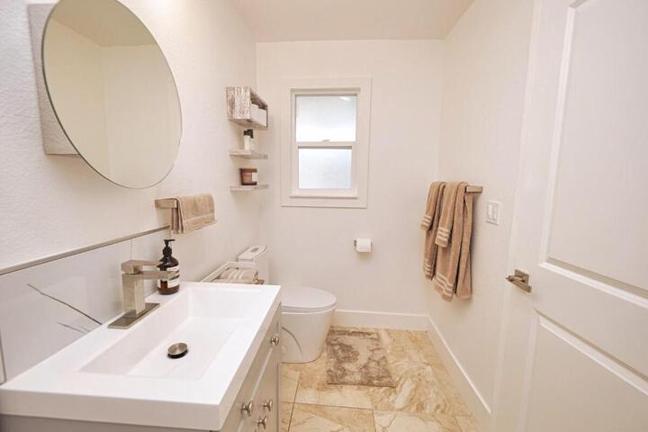 Molivu Homes Studio - PetFriendly - King Bed - W-D