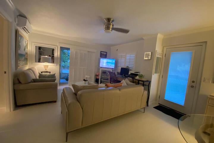 Closest 1BR to Vanderbilt Beach full kitchen with dishwasher, ALL NEW!