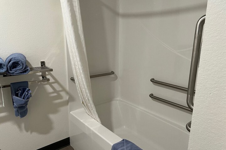 The Grove Inn & Suites