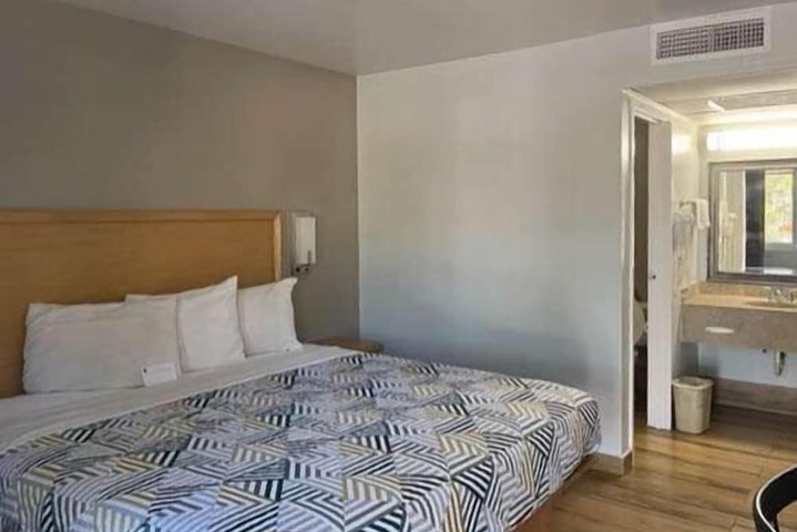 Room 9 of 11