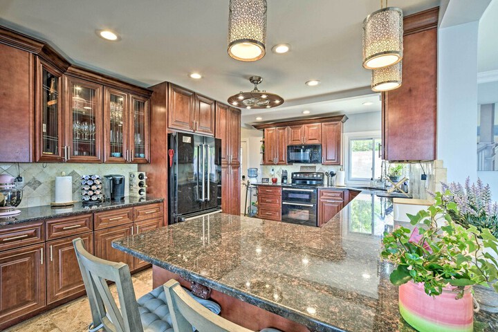 Lakefront Home w / Game Room Theater & Dock!