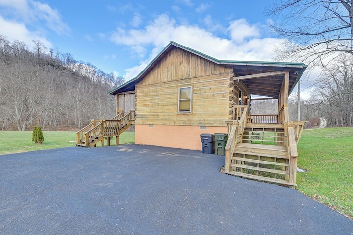 Pet-friendly Cabin w / Hot Tub in Daniel Boone NF