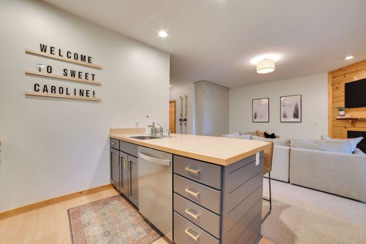 Modern Bellaire Condo: Pool Access Near Skiing!