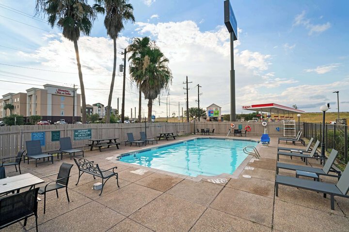 Pool 57 of 142