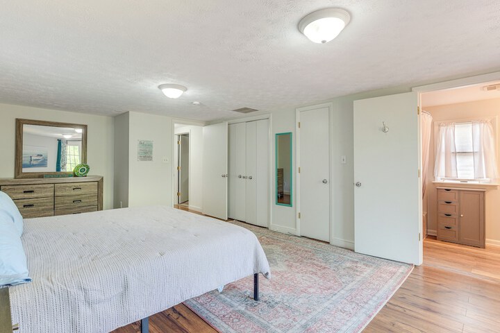Adorable Cottage: Fire Pit Walk to Colonial Beach