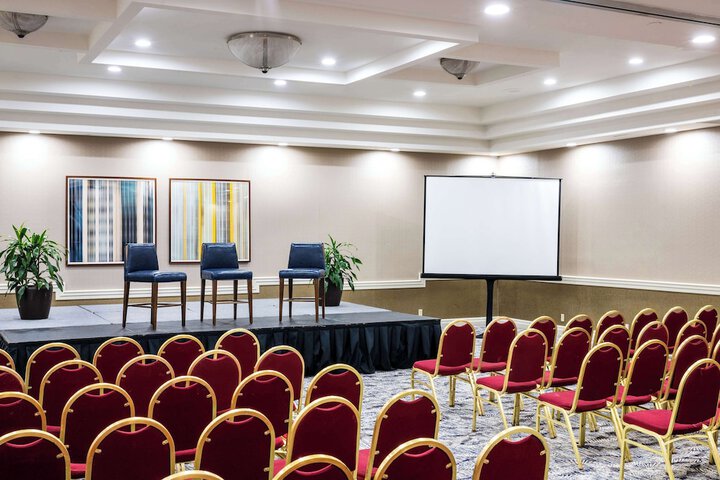 DoubleTree by Hilton Hotel Newark Airport