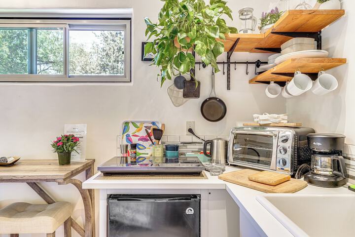 Casa Paloma Studio: Artsy & Airy w / Hot Tub Access