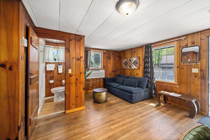 CedarWood Inn