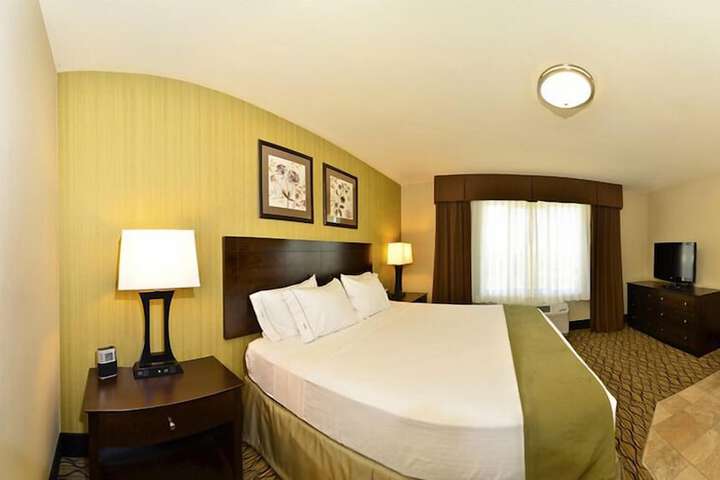 Holiday Inn Express and Suites Williston by IHG