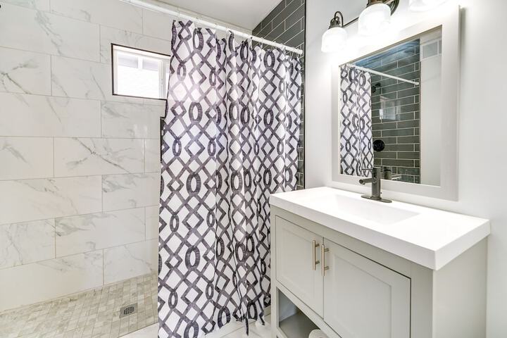 Pet-friendly Home w / Yard Near Downtown Royal Oak