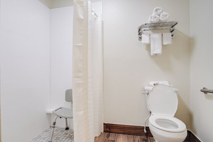 Cottonwood Suites Savannah Hotel & Conference Center
