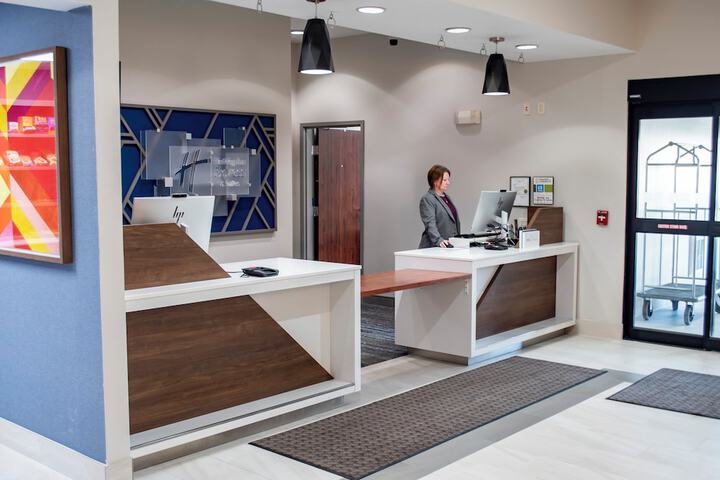 Holiday Inn Express and Suites Mason City by IHG