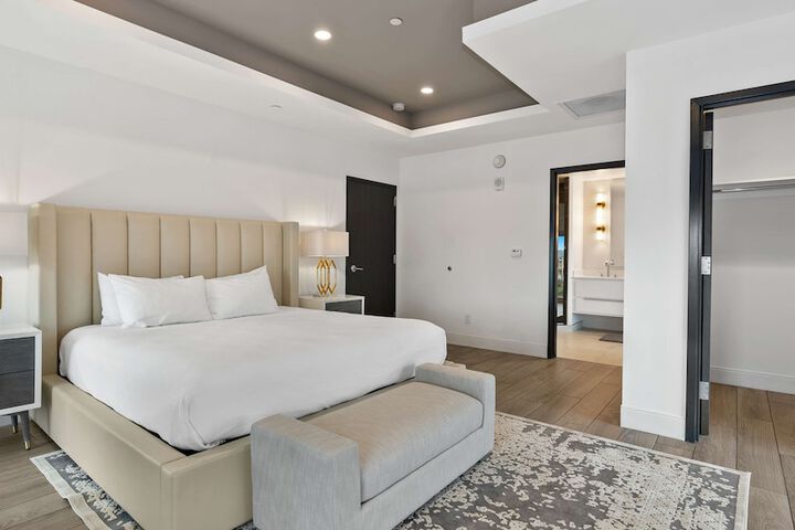 Room 21 of 77