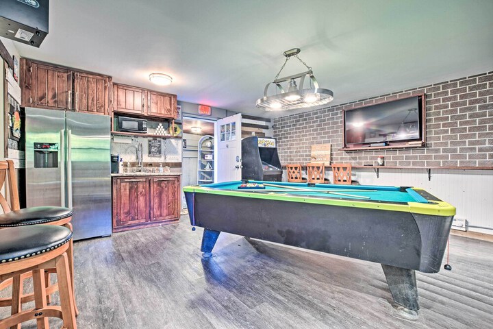 Lakefront Home w / Game Room Theater & Dock!