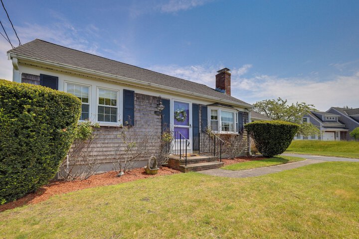 1 Mi to Beach: Quiet West Dennis Escape w / Sunroom