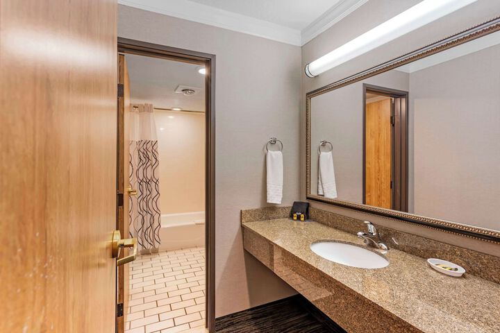 Best Western Plus Landmark Inn